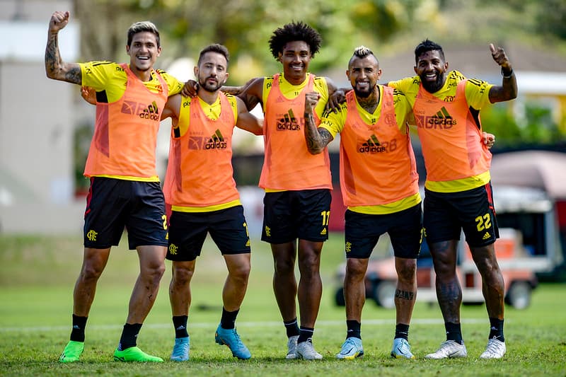Jogadores do Flamengo posam para foto no CT
