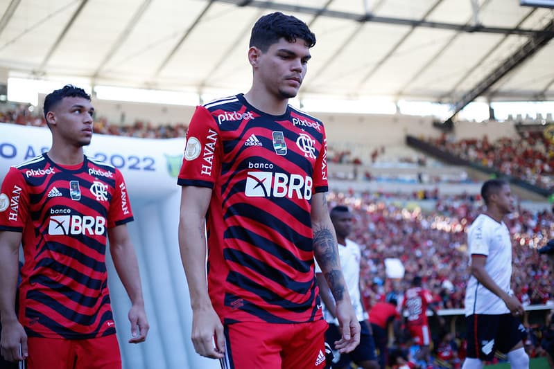 Ayrton Lucas entra em campo com a camisa do Flamengo no Maracanã