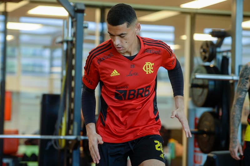 Boa fase da defesa do Flamengo passa especialmente pela segurança do goleiro Santos