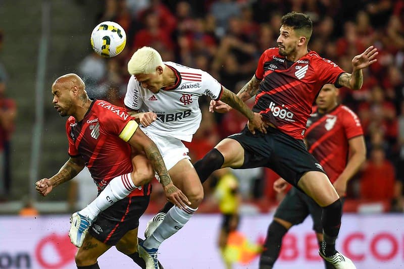 Pedro cabeceando em jogo entre Flamengo e Athletico