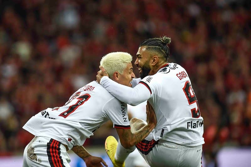 Pedro e Gabigol comemoram gol na classificação do Flamengo sobre o Athletico