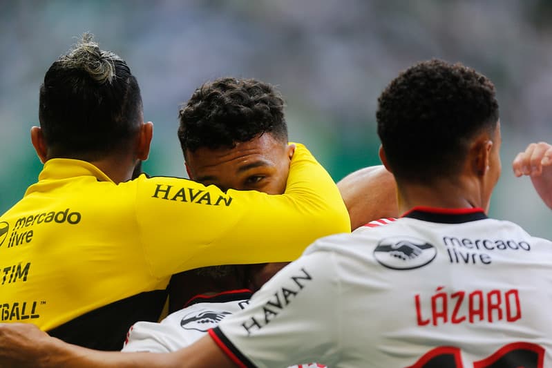 Victor Hugo e seu jeitinho de quem ano que vem já está no Real Madrid recebendo em euro