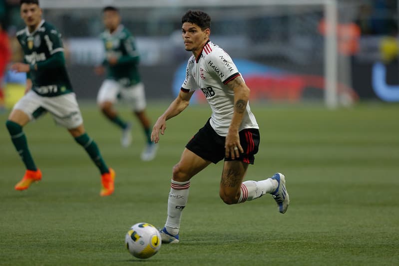 Ayrton Lucas em campo pelo Flamengo