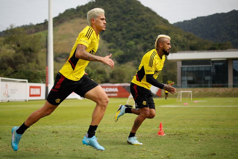 Pedro e Vidal correndo em treino do Flamengo