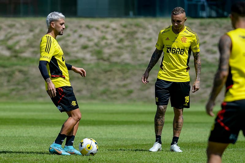 Arrascaeta e Cebolinha em treino do Flamengo