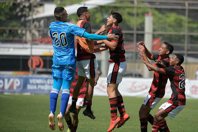 Garotos do Ninho em jogo das categorias de base