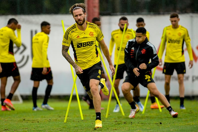 Léo Pereira e João Gomes em treino do Flamengo