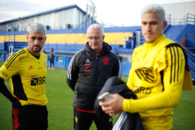 Dorival Pedro e Arrascaeta do Flamengo no ct do boca