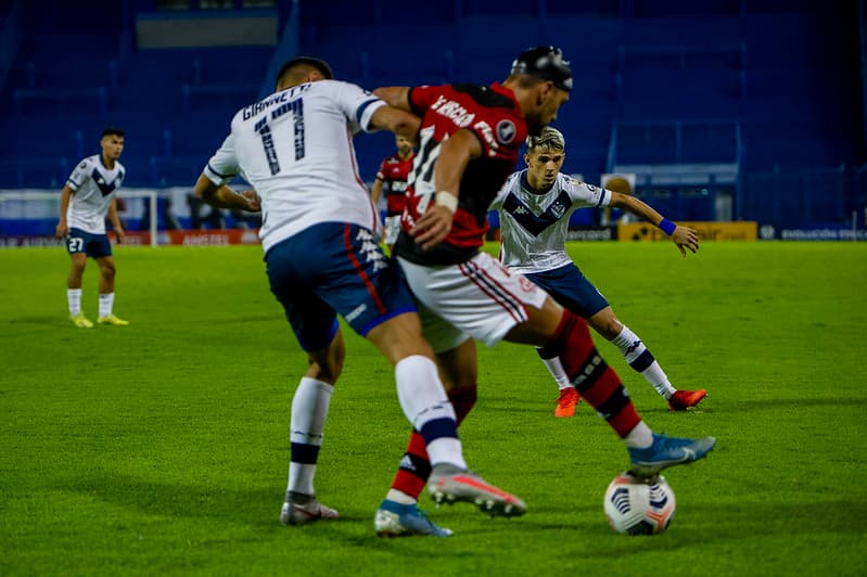Arrascaeta divide bola com jogadores do Vélez