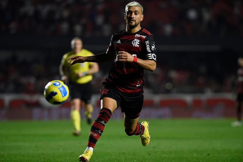 Arrascaeta em disputa de bola contra o São Paulo