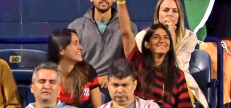Torcedoras do Flamengo torcem por Bia Haddad no Canadá