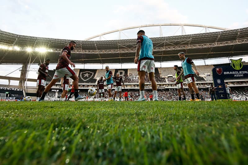Jogadores do Flamengo aquecendo no Nilton Santos