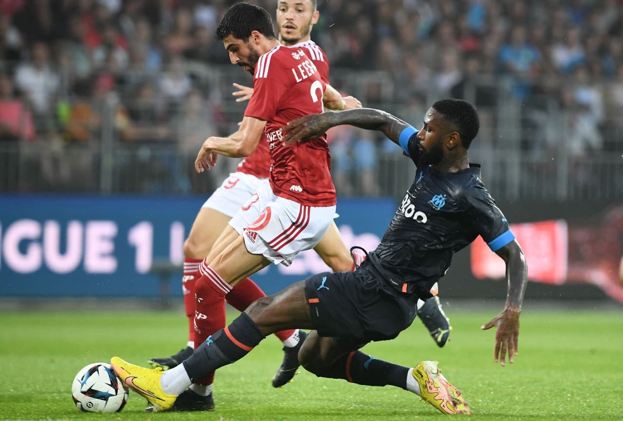 Gerson disputa bola em jogo do Olympique de Marseille