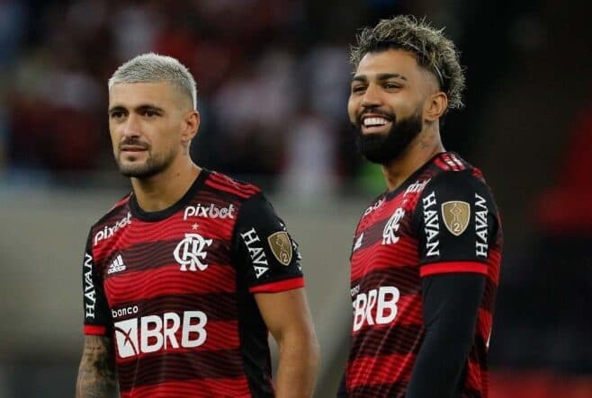 Arrascaeta ajuda Gabigol a ganhar R$ 250 mil ao vivo e brinca: 'Faz o pix'