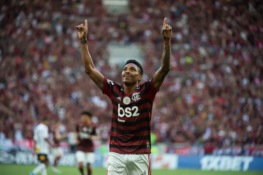 Vitinho comemorando gol pelo Flamengo