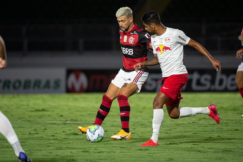 Arrascaeta no jogo do Flamengo contra o Bragantino
