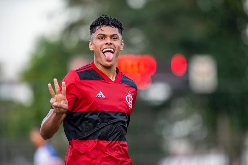 Mateusão é herói em classificação do Flamengo sobre Fluminense no Carioca Sub-20