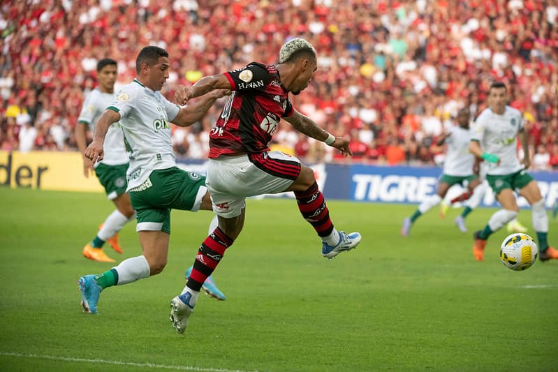 Matheuzinho fazendo um cruzamento em Flamengo e Goiás