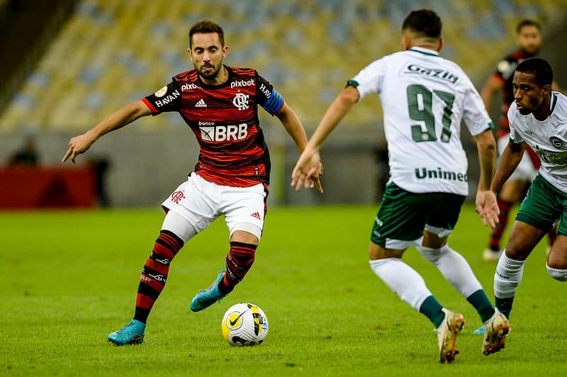 Everton Ribeiro dando passa no jogo do Flamengo contra o Goiás