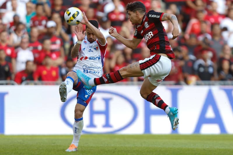 Ayrton Lucas dividindo bola em Flamengo x Fortaleza
