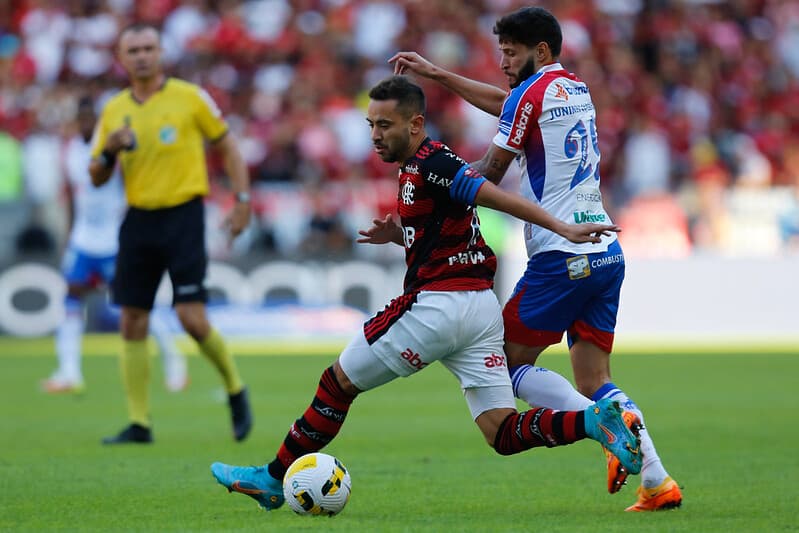 Everton Ribeiro em jogo entre Flamengo e Fortaleza
