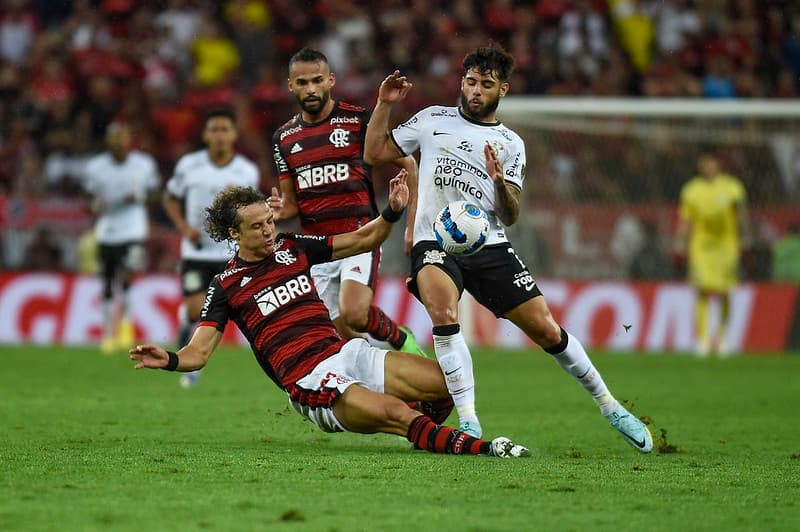 David Luiz desarma Yuri Alberto em entre Flamengo e Corinthians