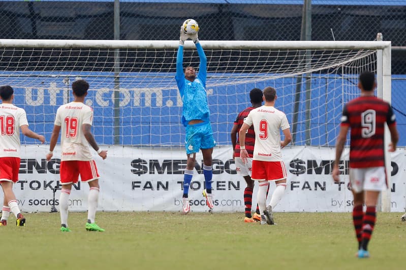 Titular na base do Flamengo, Kauã tera multa recorde