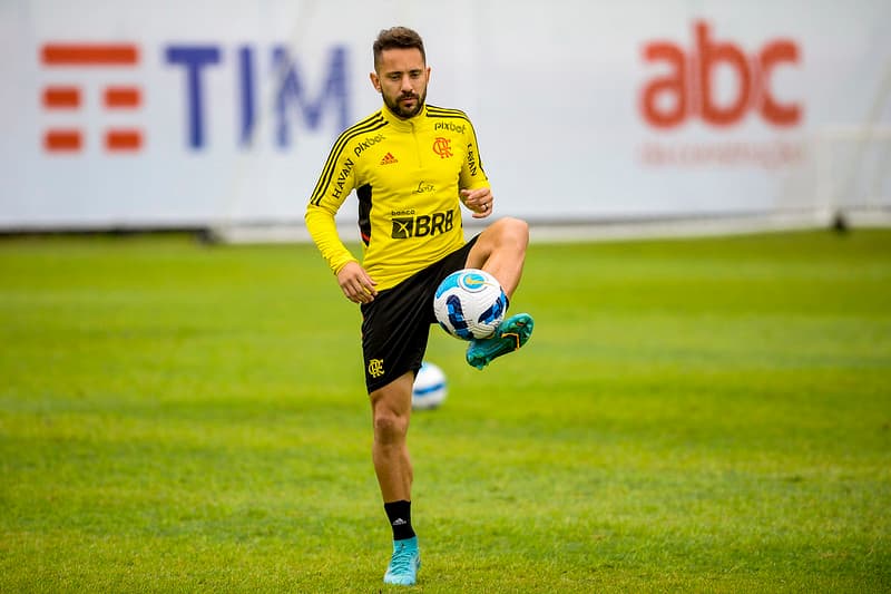 Everton Ribeiro em treino do Flamengo