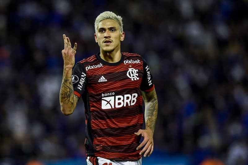 Pedro faz três pelo Flamengo e iguala marca de Pelé na Libertadores