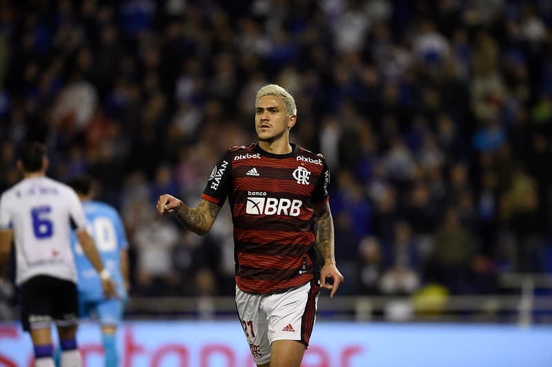 Pedro, atacante do Flamengo, comemorando gol contra o Vélez na semifinal da Libertadores