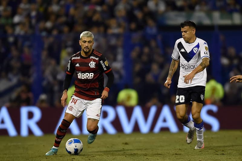Arrascaeta em campo em jogo entre Flamengo e Vélez