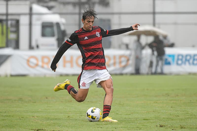 Werton se prepara para chutar a bola no jogo contra o Corinthians; Atacante e técnico Mario Jorge falaram sobre Brasileirão Sub-20