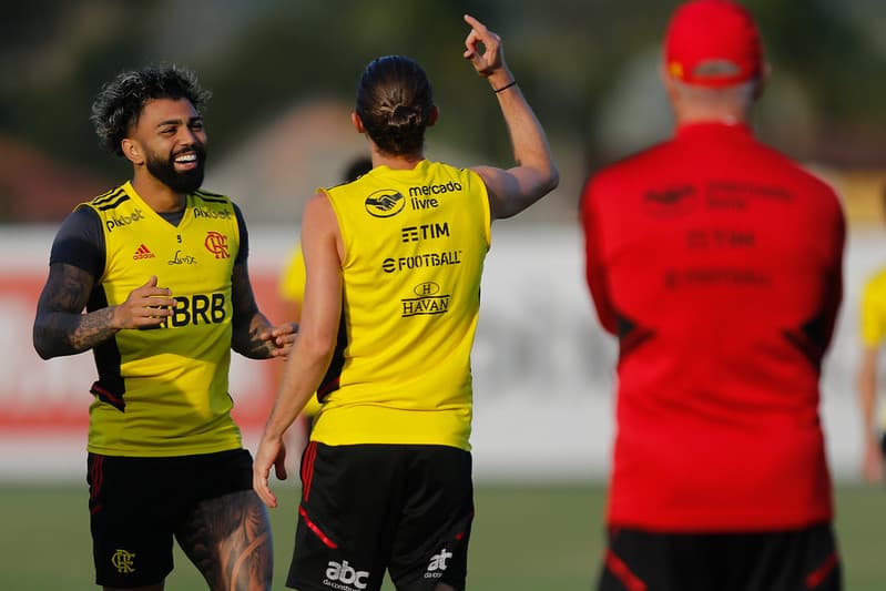 Gabigol e Filipe Luís brincam em treino de preparação para Flamengo x Vélez