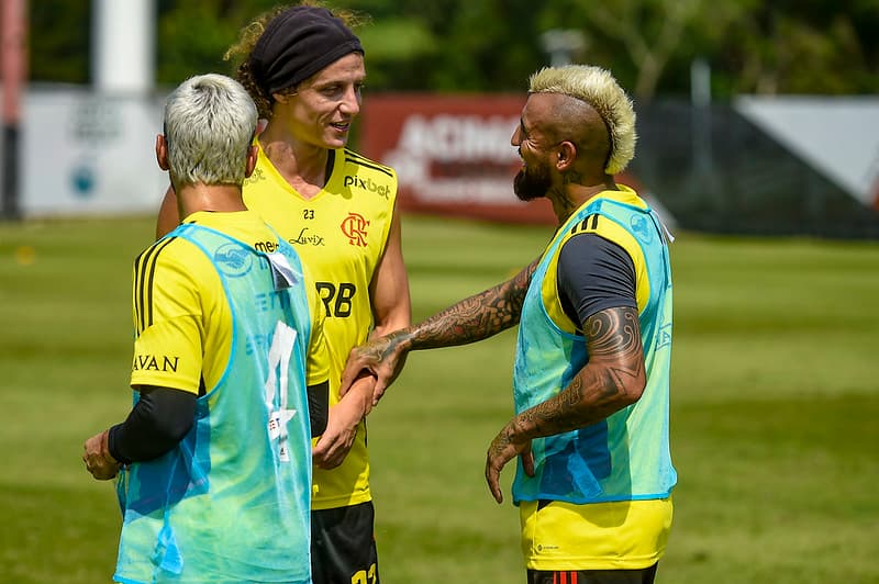 Estrela do Flamengo cria escola de futebol e faz anúncio envolvendo o clube