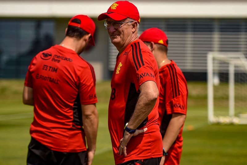 Treinador do Flamengo, Dorival Júnior assiste treino atentamente