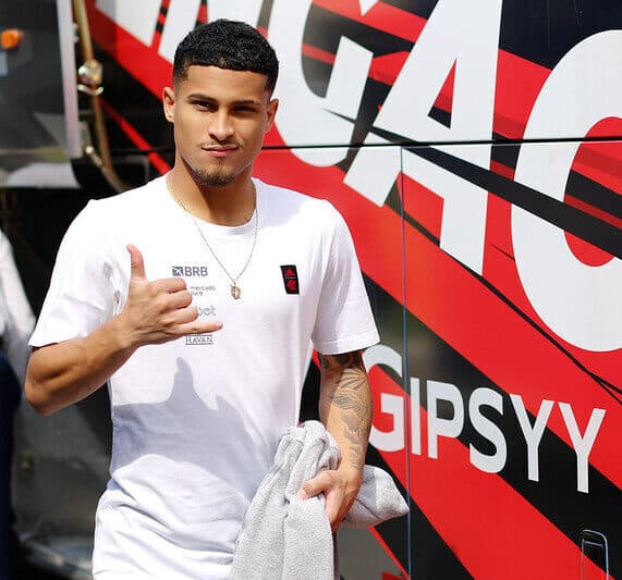 João Gomes no desembarque do Flamengo; atleta tem propostas de Lyon e Wolverhampton e deve deixar ir para o clube de John Textor