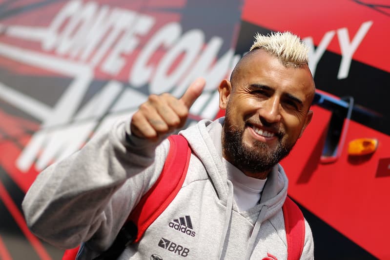 Vidal, volante do Flamengo, no desembarque para a partida contra o Goiás