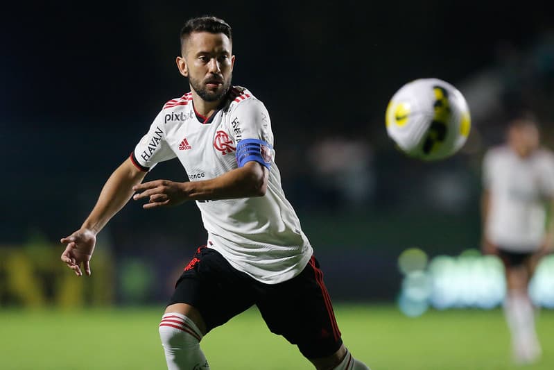 Everton Ribeiro em campo pelo Flamengo contra o Goiás