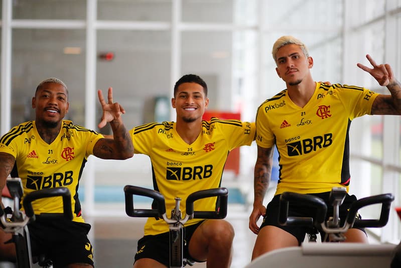 Marinho, João Gomes e Pedro em treino do Flamengo