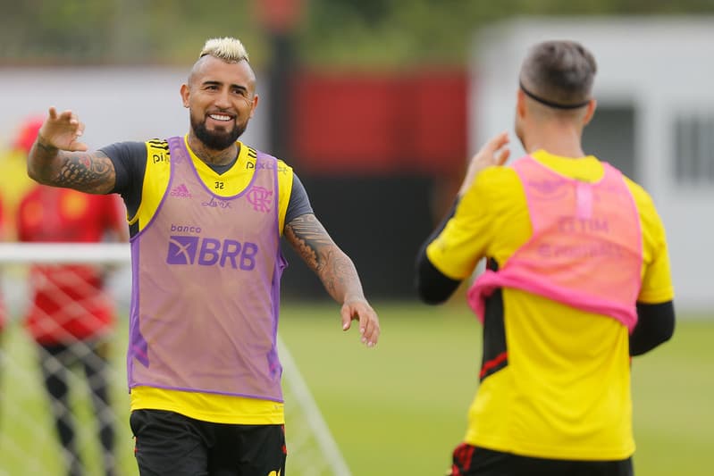 Vidal em treino no Ninho; Jogadores convocados retornam nesta quinta-feira