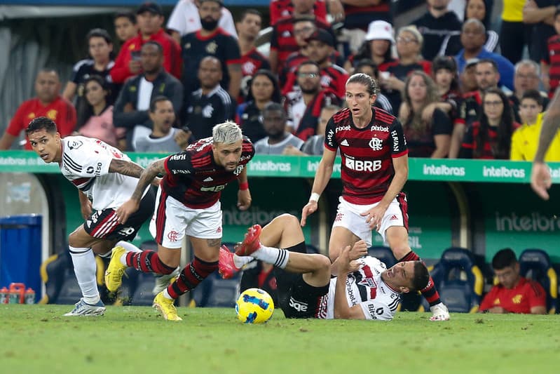 Filipe Luís e Arrascaeta ganham bola em jogo do Flamengo pela Copa do Brasil