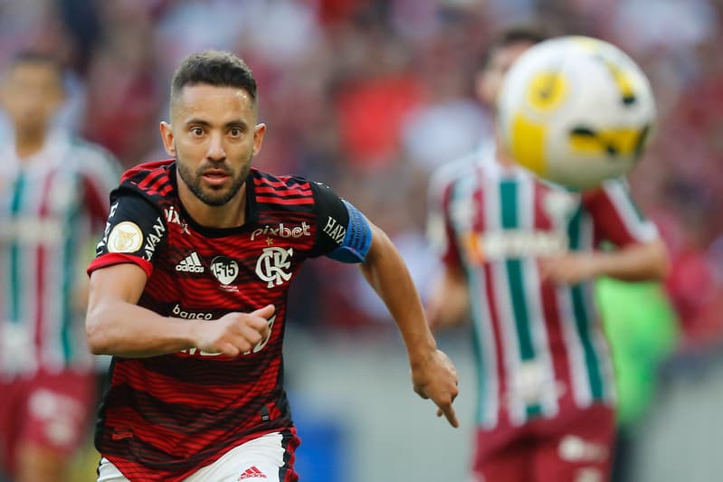Everton Ribeiro em ação pelo Flamengo contra o Fluminense