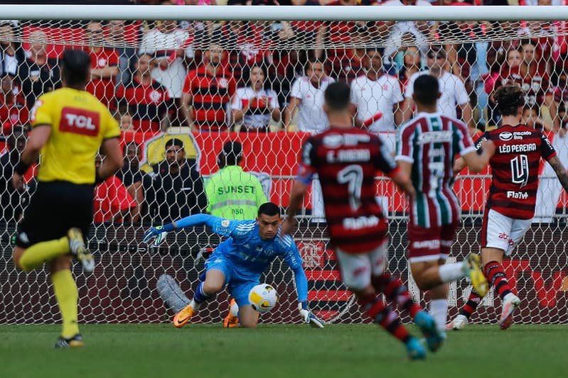 Santos solta bola em lance crucial do jogo entre Flamengo e Fluminense