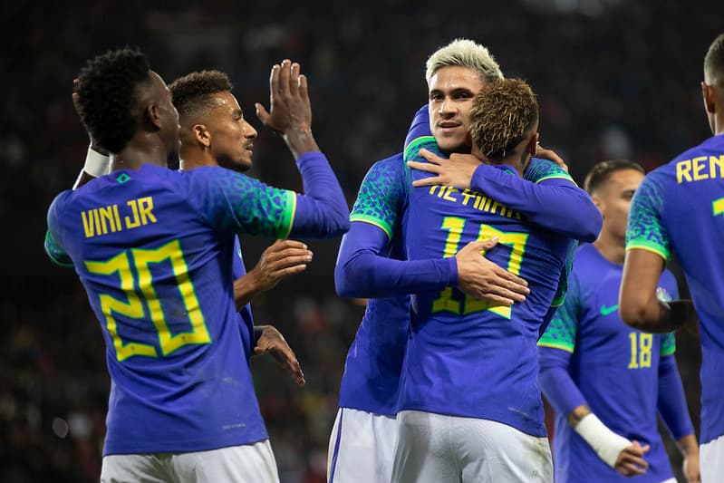 Pedro e Neymar comemoram gol da Seleção Brasileira