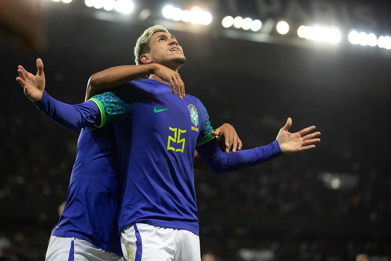 Pedro celebra gol marcado pela Seleção Brasileira