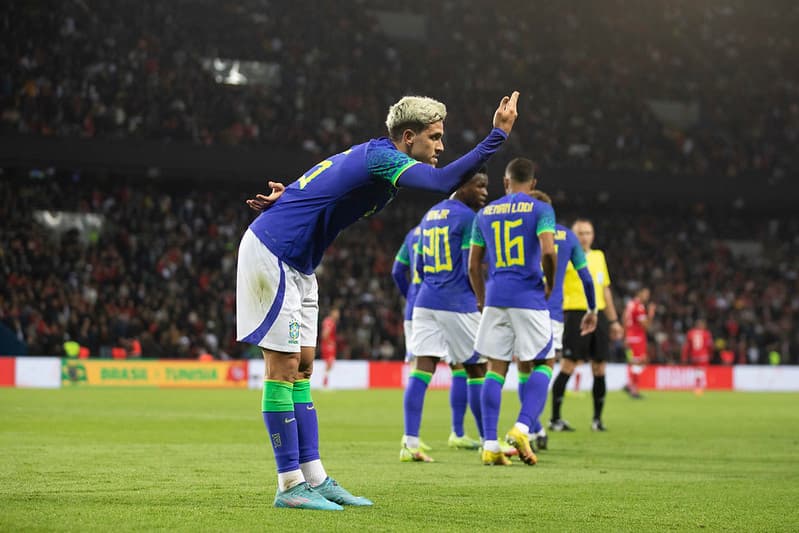 Pedro faz sua comemoração reverência após gol pela Seleção Brasileira