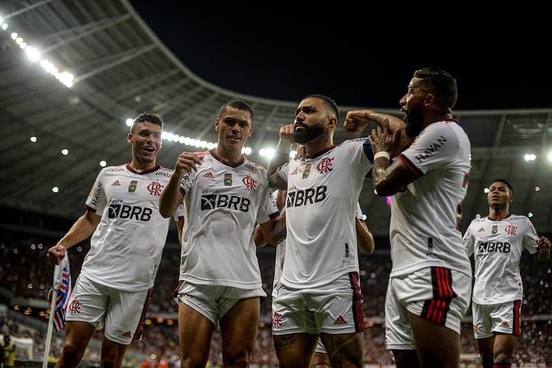 Gabigol e time do Flamengo comemoram gol contra Fortaleza