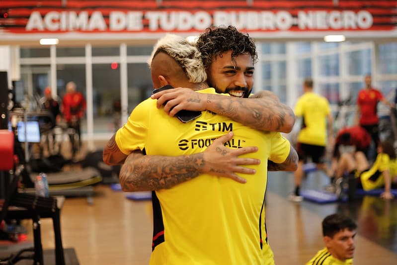 Gabigol e Vidal no CT do Flamengo