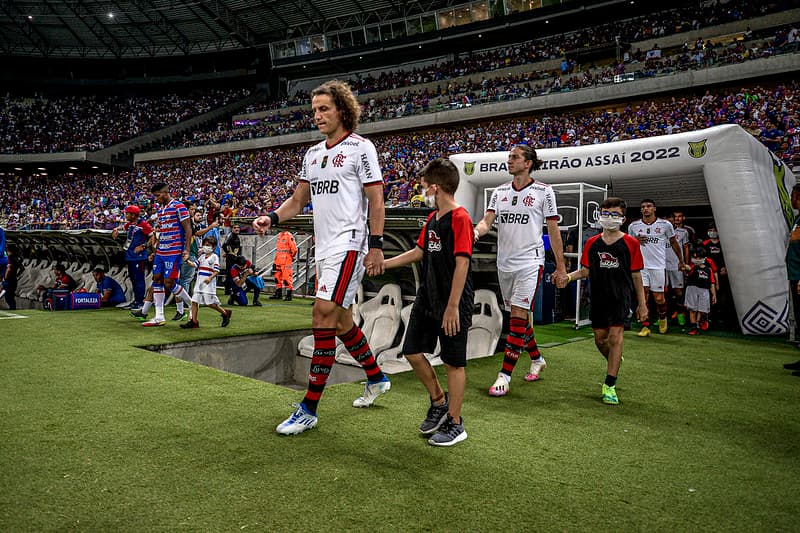 Entrada do Flamengo em partida contra o Fortaleza