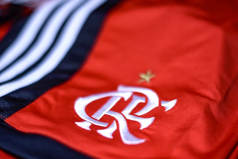 Emblema do Flamengo; site vaza imagens de nova camisa do clube com a Adidas